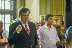 Міхеіл Саакашвілі й Давід Сакварелідзе стоять у храмі Різдва Христового в Києві на панахиді за загиблими від повені у грузинській столиці Тбілісі, 15 червня 2015 року