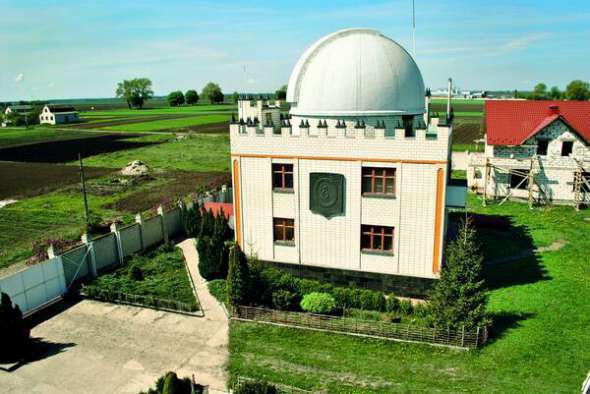 Юрій Іващенко побудував обсерваторію у селі Гальчин Андрушівського району на Житомирщині 15 років тому. За цей час відкрив два астероїди, що наближаються до Землі
