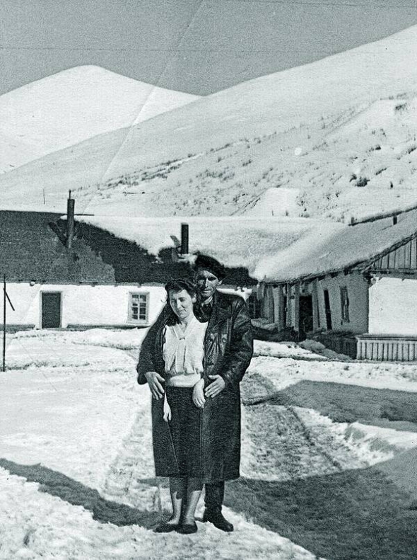 Олександра Слободян зі своїм чоловіком Василем Ковалюком. Колима. Фото 1956 року