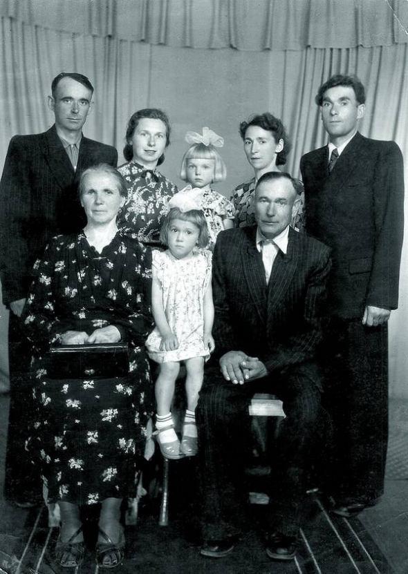 Справа наліво стоять Василь Ковалюк і Олександра Слободян з родичами. Снятин, Івано-Франківська область, 1960 рік