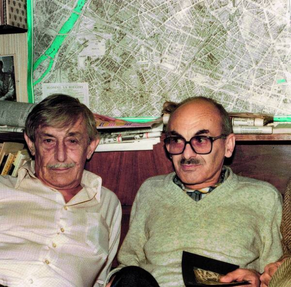 Письменник Віктор Некрасов і поет Булат Окуджава сидять у кабінеті Віктора Платоновича у місті Ванв за п’ять кілометрів від Парижа, 22 листопада 1981 року