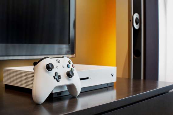 Microsoft показала новую ревизию приставки восьмого поколения Xbox One S