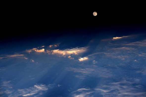 Космическое агентство NASA представило снимок полной Луны