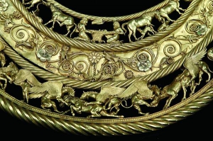 Пектораль — це парадна нагрудна прикраса скіфського царя. Коштовність із Товстої Могили називають найціннішою археологічною знахідкою ХХ ­століття в Україні. Вважають, що її виготовили давньогрецькі ювеліри на замовлення скіфської знаті. Зроблена із золота 958 проби. ­Її вага — 1150 грамів, діаметр — 30,6 сантиметра