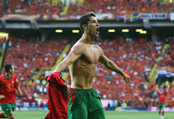 Євро-2004: Роналду забив два м'ячі (на фото - гол у півфіналі Голландії), Португалія програла у фіналі грекам