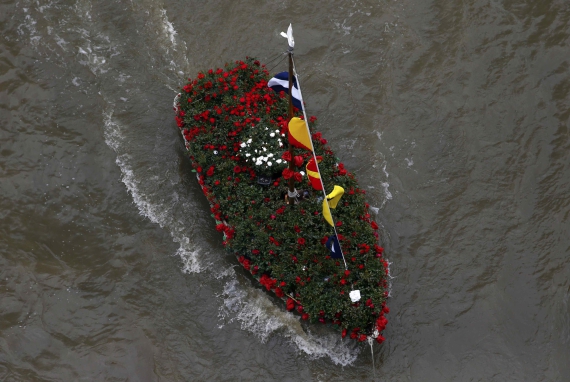 "Йоркширська троянда" - човен з квітами на спомин вбитої жінки-депутата від лейбористів Джо Кокс, яка агітувала британців не виходити з Євросоюзу. Ріка Темза у Лондоні, 22 червня 2016