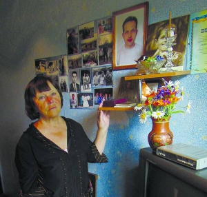 Тетяна Пугачова з міста Кременчук на Полтавщині показує фотографії покійного сина Вадима. За три місяці він мав повернутися з фронту, планував зробити ремонт