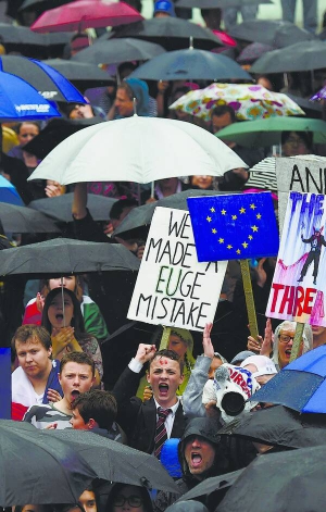Понад тисячу мітингарів зібралися на Трафальгарській площі в Лондоні 28 червня. Вони не хочуть виходу Великої Британії з ЄС