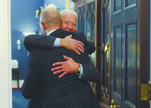 Колишній прем’єр-міністр Арсеній Яценюк із віце-президентом Сполучених Штатів Джозефом Байденом зустрілися у Вашингтоні. 27–30 червня Яценюк перебуває у США на запрошення Білого дому