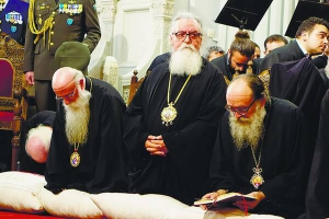 Предстоятелі православних церков, учасники Вcеправославного собору моляться на Трійцю, 19 червня 2016 року, острів Крит