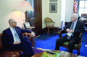 Колишній прем’єр-міністр Арсеній Яценюк говорить із сенатором Джоном Маккейном у Вашингтоні 30 червня.  Перебував там із робочим візитом на запрошення американської сторони