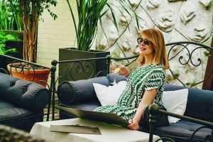 Олена Кравець під час декрету не бере участі в концертах ”Студії Квартал-95”. Її замінила тернополянка Тетяна Песик