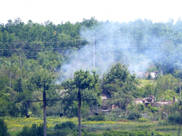 Палаючі будинки після нічного обстрілу