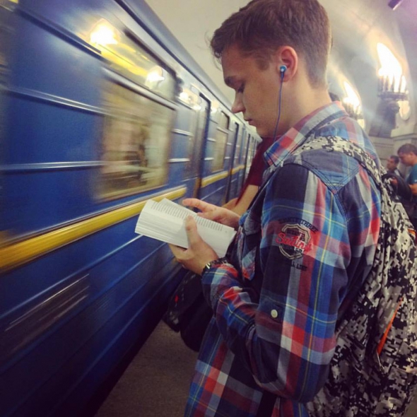Хлопець у картатій сорочці читає Альберта Камю - "Чума"