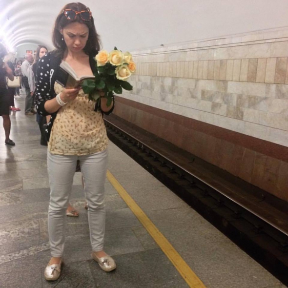 Дівчина з букетом квітів читає Зигмунда Фрейда - "Я і Воно"