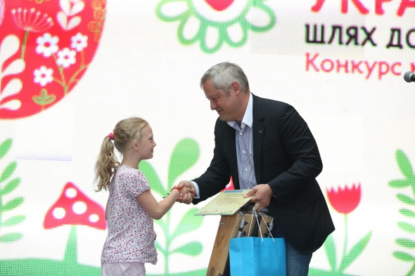 Игорь Янковский вручает награду юной победительнице конкурса
