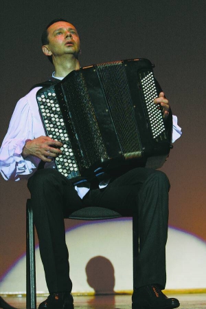 Акордеоніст Ігор Завадський під час концерту в столичному Будинку актора 30 червня. Востаннє виходив на сцену 25 лютого 2012 року
