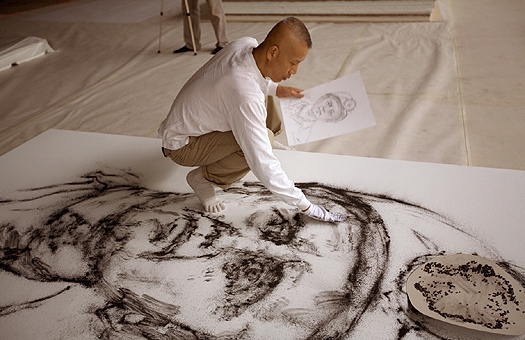 Китайский художник Цай Го-цян создает портрет шахтера из пороха