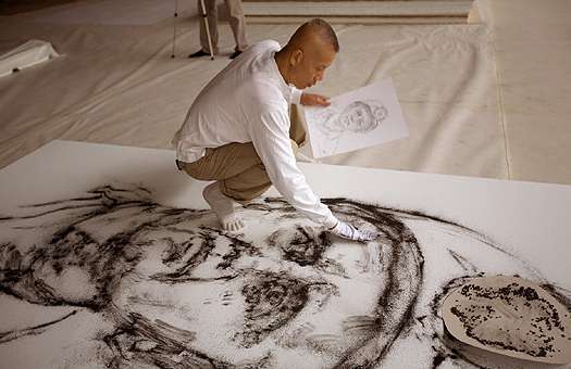 Китайский художник Цай Го-цян создает портрет шахтера из пороха