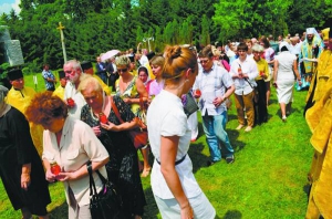 ­Українці та ­поляки йдуть на ­молебень за загиблими в між­етнічному ­конфлікті, село ­Павлівка Волинської ­області, липень ­2013-го