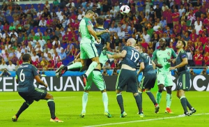 Португалець Кріштіану Роналду у стрибку забиває перший гол у ворота Вельсу