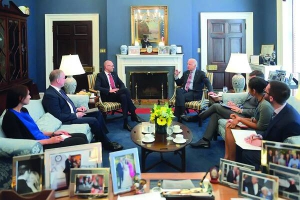 Колишній прем’єр-міністр Арсеній Яценюк зустрівся з віце-президентом Джозефом Байденом під час візиту до США. Вони обговорили майбутнє українських реформ