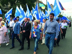 Сергій Мамоян разом із членами Партії простих людей та мітингувальниками йдуть до Верховної Ради вимагати зниження тарифів на комунальні послуги