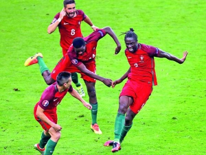 Нападаючий збірної Португалії Едер (крайній праворуч) забив єдиний м’яч у фінальному матчі Євро-2016 з футболу