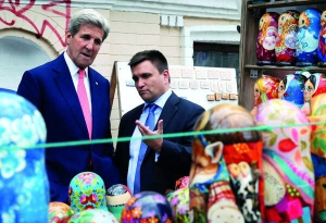 Міністр закордонних справ України Павло Клімкін (на фото праворуч) і державний секретар США Джон Керрі стоять біля ятки із сувенірами на Андріївському узвозі в Києві, 7 липня 2016 року
