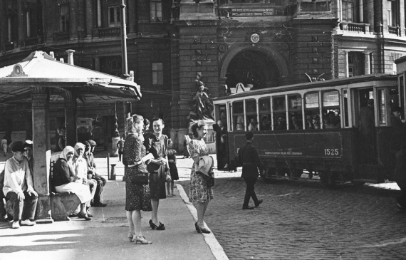 Грибок біля Оперного театру 50-ті роки минулого століття