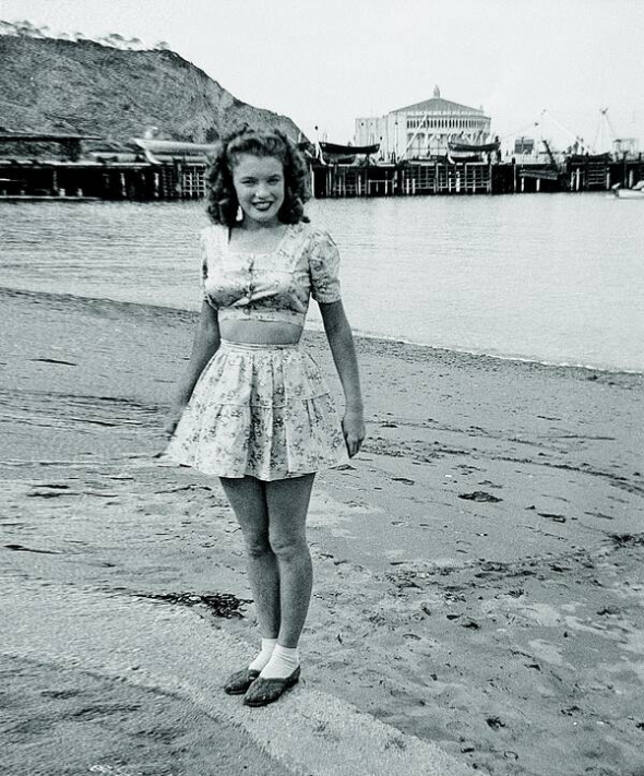 Норма Джин на острові Санта-Каталіна, штат Каліфорнія, 1944 рік. Через чотири роки вона почне зніматися в кіно. Для цього вибілить волосся і змінить ім’я на Мерилін Монро