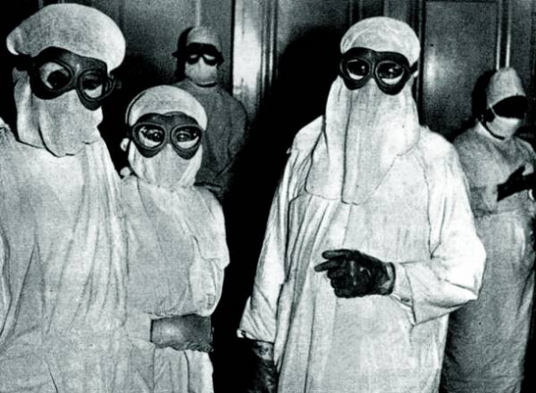 20 липня 1963 року лікарі з польського Вроцлава у захисному одязі. Тут саме вирувала епідемія віспи. Її занесла санітарка, що доглядала хворого з Індії. Заразилися 99 осіб, семеро з них померли. Місто на кілька тижнів закрили від решти країни санітарним кордоном. Це був один з останніх спалахів віспи у світі. Остаточно вірус ліквідували 1977-го