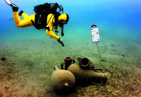 Пірнальник пропливає повз копії давньогрецьких амфор у підводному історичному парку міста Малі-Лошинь. 11 експонатів, пов’язаних з історією регіону, виставлені на глибині від п’яти до 15 метрів