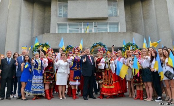 Президент Петро Порошенко біля корпусу Істфаку МДУ