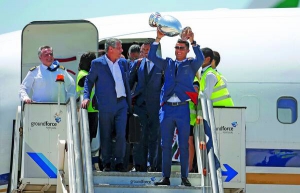 Капітан збірної Португалії Кріштіану Роналду з Кубком Анрі Делоне — переможця Євро — в аеропорту Лісабона 11 липня
