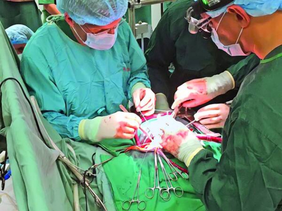 Кардіохірург Борис Тодуров (на фото ліворуч) із німецькими колегами підключають механічне серце харків'янину Павлові Дорошку