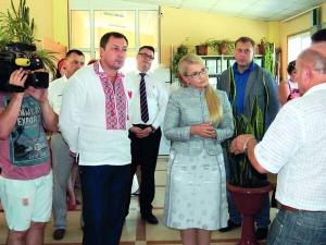 Юлія Тимо­шенко під час ­зустрічі із працівниками ­місцевого ­елеватора в місті Заводське