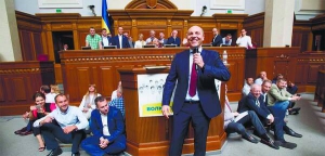 Спікер Андрій Парубій закриває засідання Верховної Ради 8 липня. Депутати з ”Батьківщини” та Радикальної партії заблокували трибуну й президію