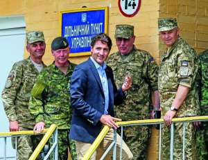 Прем’єр-міністр Канади Джастін Трюдо (на фото в центрі) відвідує навчання українських військових із канадськими інструкторами в Міжнародному центрі миротворчості й безпеки в Яворові Львівської області, 12 липня 2016 року