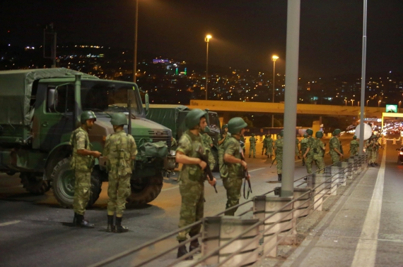 Неудачная попытка государственного переворота в Турции. Военные-заговорщики около моста через Босфор, Стамбул, 15 июля 2016
