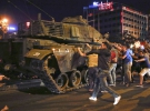 Неудачная попытка государственного переворота в Турции. Жители Анкары пытаются остановить военную технику заговорщиков, 16 июля 2016