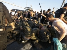 Невдала спроба державного перевороту в Туреччині. Жителі Стамбула лупцюють солдат-заколотників на мосту через Босфор, 16 липня 2016