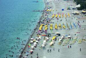 Люди відпочивають на пляжі Коньяалти в Анталії у суботу 16 липня, наступного дня після спроби пере­вороту