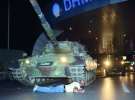Чоловік лежить перед танком заколотників в аеропорту Ататюрка, Стамбул, у ніч на 16 липня