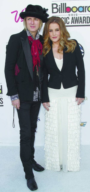 Американська співачка Ліза Марі Преслі й продюсер Майкл Локвуд у січні відсвяткували 10-річчя шлюбу