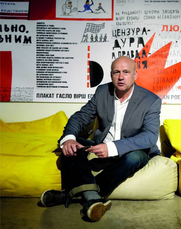 Олег РИБАЧУК 58 років, колишній віце-прем’єр і голова Секретаріату президента Віктора Ющенка, засновник і керівник громадської організації ”Центр UA”. Народився в місті Погребище на Вінниччині. Закінчив Київський університет імені Тараса Шевченка – перекладач з англійської та французької мов. Згодом – Київський національний економічний університет та Школу дипломатичної служби Університету міста Джорджтаун, США. Працював старшим інспектором на столичній митниці, перекладачем у нафтовій компанії в Індії, в Національному банку України. З 1999-го по 2001 рік – керівник Секретаріату Кабміну, коли прем’єр-міністром був Віктор Ющенко. Був народним депутатом від ”Нашої України”, віце-прем’єром із питань європейської інтеграції. Рік очолював Секретаріат президента Ющенка. З дружиною Інною живуть у селі Плюти за 45 км від Києва. Донька Анна та син Станіслав мають свої сім’ї. Двоє онуків – Семен та Єгор. Любить ходити пішки, збирати гриби. Займається фітнесом. У родини є папуга Жако, який знає дві тисячі слів. Тримають трьох собак – дворнягу, акіта й норвезького тер’єра