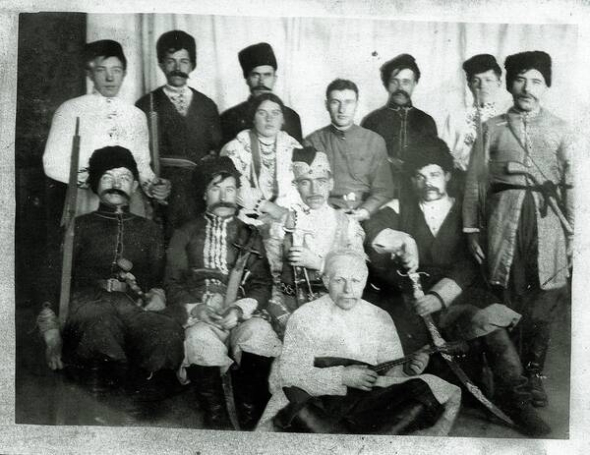 Учасники драматичного гуртка у селі Седлище на Волині, 1936 рік. У центрі в гімнастерці – сотник Армії УНР Василь Оксюк. Це – єдине його фото, відоме дослідникам