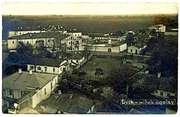 Будівля монастиря бригідок у Луцьку зведена у середині ХVII століття. 1879-го цей чернечий орден скасовано, приміщення переобладнали під тюрму. 23 червня 1941 року – під час наступу Німеччини й відступу радянських військ – тут розстріляли до двох тисяч ув’язнених. Зараз частину приміщення займає Замковий Свято-Архангельський чоловічий монастир Української православної церкви Київського патріархату. Фото 1930-х