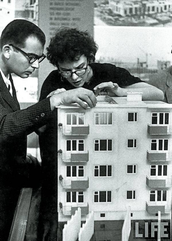 Відвідувачі виставки досягнень радянської науки, техніки та культури у Нью-Йорку 1959 року оглядають макет ”хрущовки”