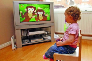 Діти до трьох років мають дивитися телевізор не довше півгодини з відстані три метри